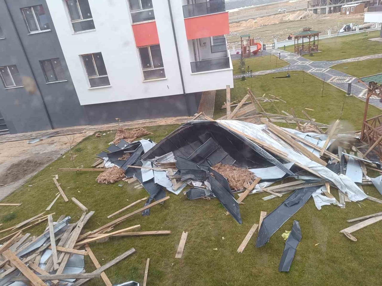 ESKİŞEHİR'DE ETKİSİNİ SÜRDÜREN ŞİDDETLİ FIRTINA NEDENİYLE BİR BİNANIN YERİNDEN KOPAN ÇATISI, KARŞI...