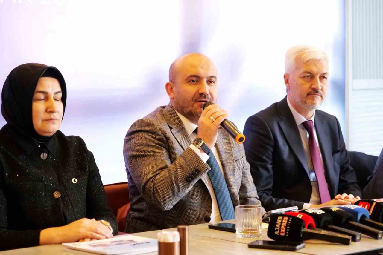 ESKİŞEHİR'DE GAZETECİLERLE BULUŞAN AK PARTİ İL BAŞKANI GÜRHAN ALBAYRAK, "CHP İL BAŞKANI VE...