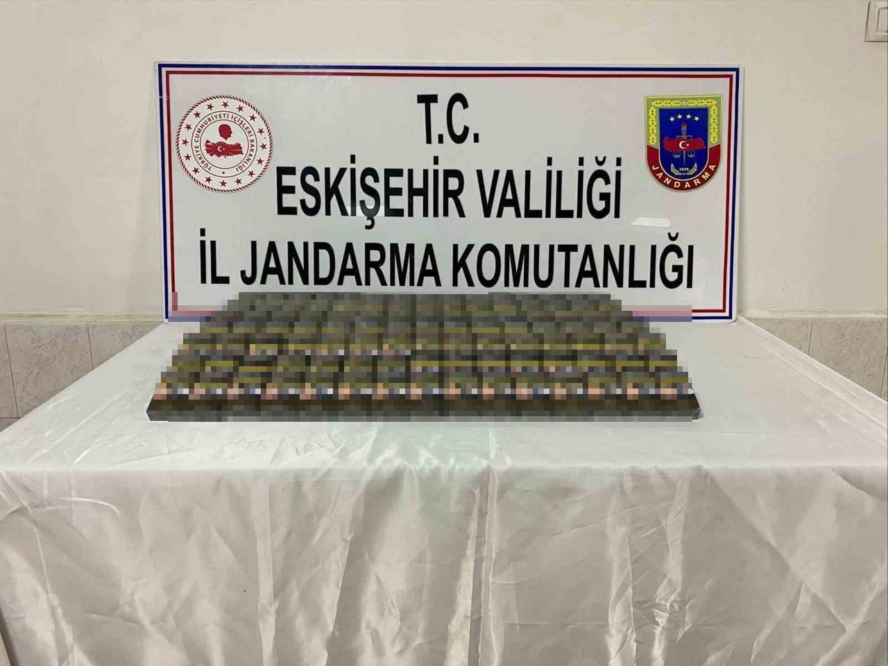 ESKİŞEHİR'DE JANDARMA EKİPLERİNCE DÜZENLENEN OPERASYONDA 187 PAKET GÜMRÜK KAÇAĞI SİGARA ELE...