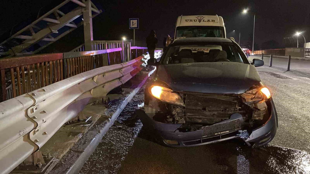 ESKİŞEHİR'DE KÖPRÜDE ISLAK ZEMİNİN ETKİSİYLE SÜRÜCÜSÜNÜN KONTROLÜNDEN ÇIKAN OTOMOBİL KARŞI ŞERİDE...