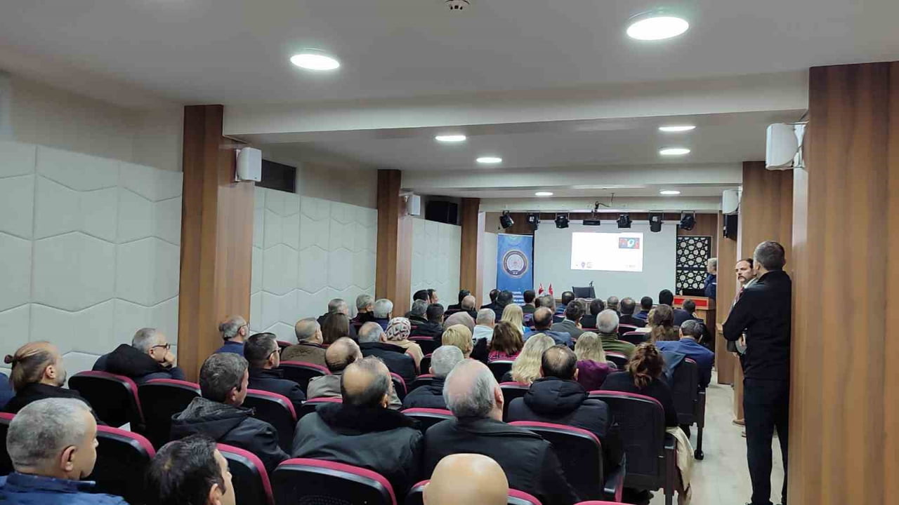 ESKİŞEHİR'DE ODUNPAZARI KAYMAKAMI ÖMER ULU BAŞKANLIĞINDA 'MUHTARLAR VE VATANDAŞLARLA BULUŞMA...