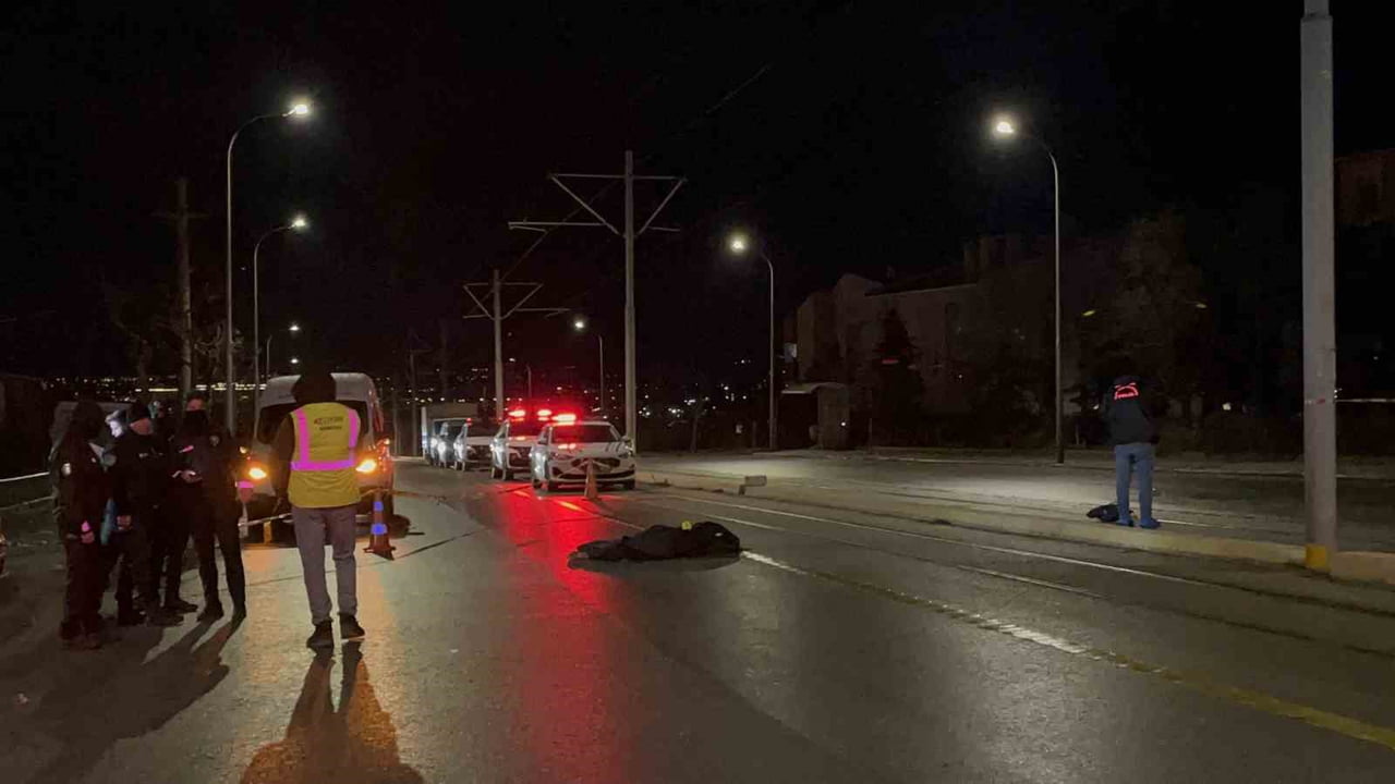 ESKİŞEHİR'DE SÜRATLİ OTOMOBİLİN ÇARPMASI SONUCUNDA ÖLEN YAYALARIN KİMLİKLERİ BELLİ OLDU. HAYATINI...