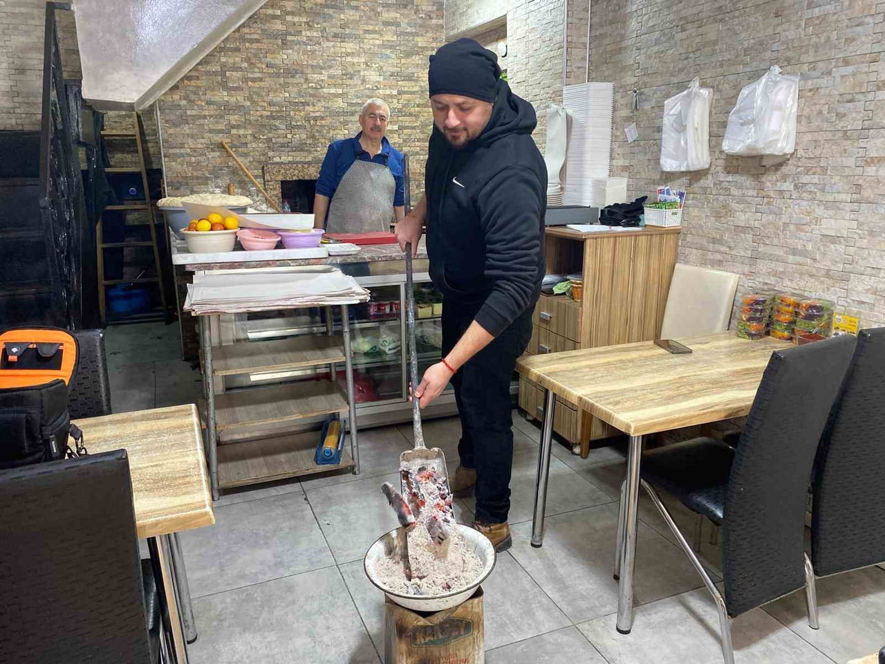 ESKİŞEHİR'DEKİ PİDE USTASI MUSTAFA ÇUBUK, MODERN ISITICILARA İNAT 35 YILDIR FIRININDAN ÇIKARDIĞI...