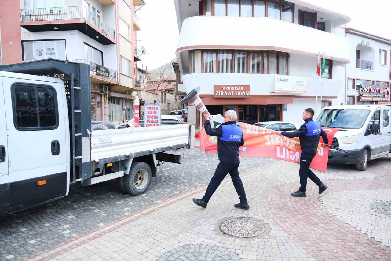 ESKİŞEHİR'İN SİVRİHİSAR İLÇESİ'NDE İŞYERLERİ ÖNLERİNDE KALDIRIMLARI İŞGAL EDEN DUBA, LEVHA, TABELA...