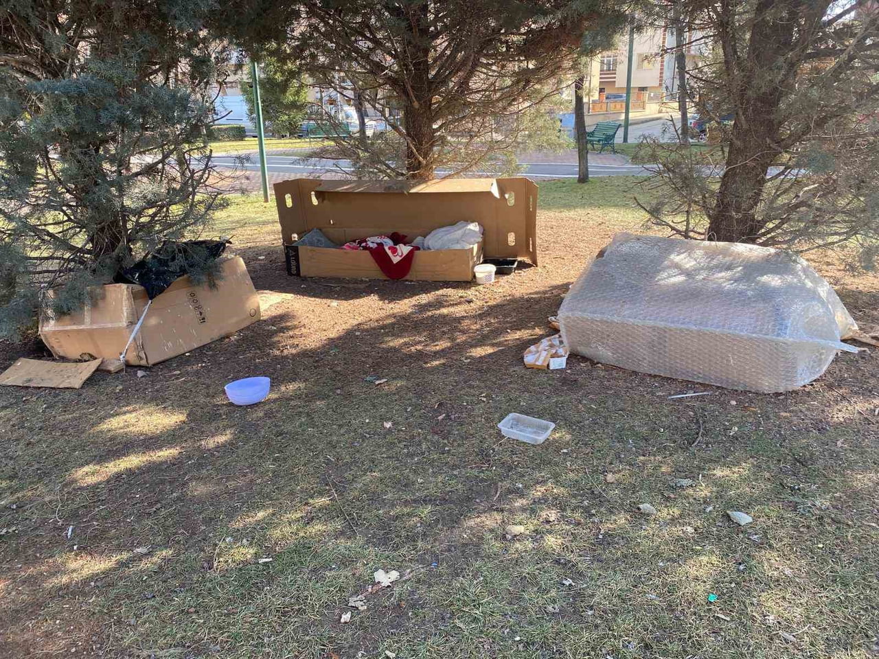 ESKİŞEHİR'İN VİŞNELİK MAHALLESİ'NDE DUYARLI VATANDAŞLAR, SOĞUYAN HAVALARLA BİRLİKTE SOKAK...