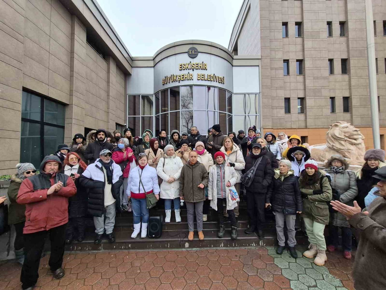 ESKİŞEHİR BÜYÜKŞEHİR BELEDİYESİ'NİN ÖNÜNDE EYLEM GERÇEKLEŞTİREN HAYVANSEVERLER ADINA BASIN...