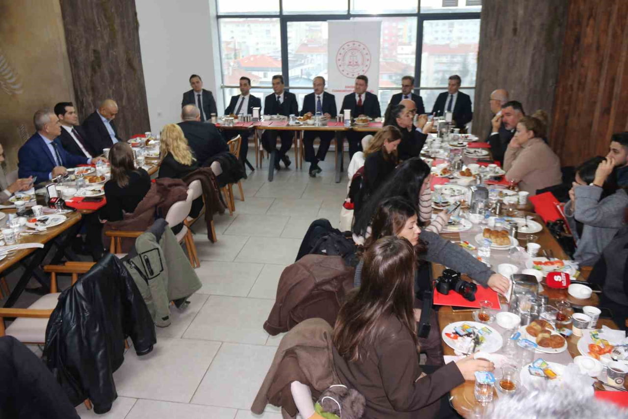 ESKİŞEHİR CUMHURİYET BAŞSAVCISI ÜZEYİR KARAKÜLAH 10 ÇALIŞAN GAZETECİLER GÜNÜ VESİLESİYLE BASIN...