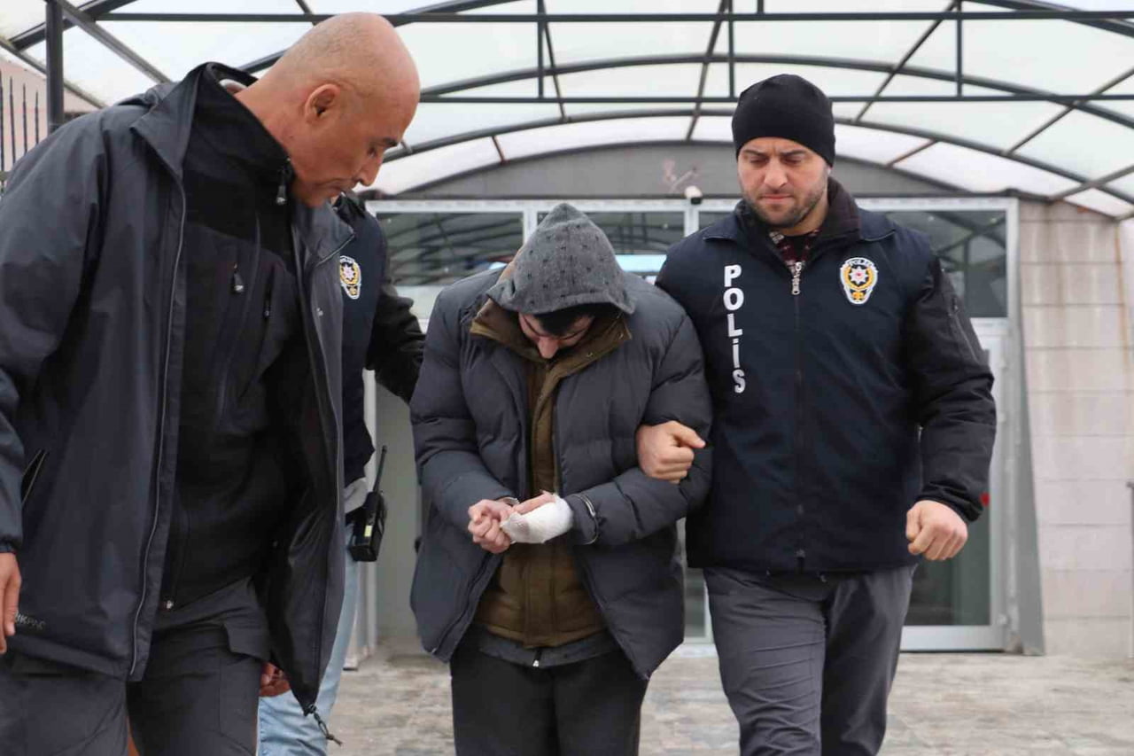 ESKİŞEHİR’DE 50 YAŞINDAKİ ÜVEY BABASINI BIÇAKLAYARAK AĞIR YARALAYAN ŞAHIS TUTUKLANARAK CEZAEVİNE...