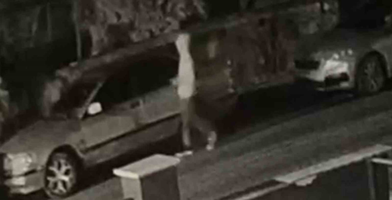 ESKİŞEHİR’DE 7 ARACIN CAMININ KIRIP BAZILARINDAN HIRSIZLIK YAPAN YAŞI KÜÇÜK ŞAHIS...