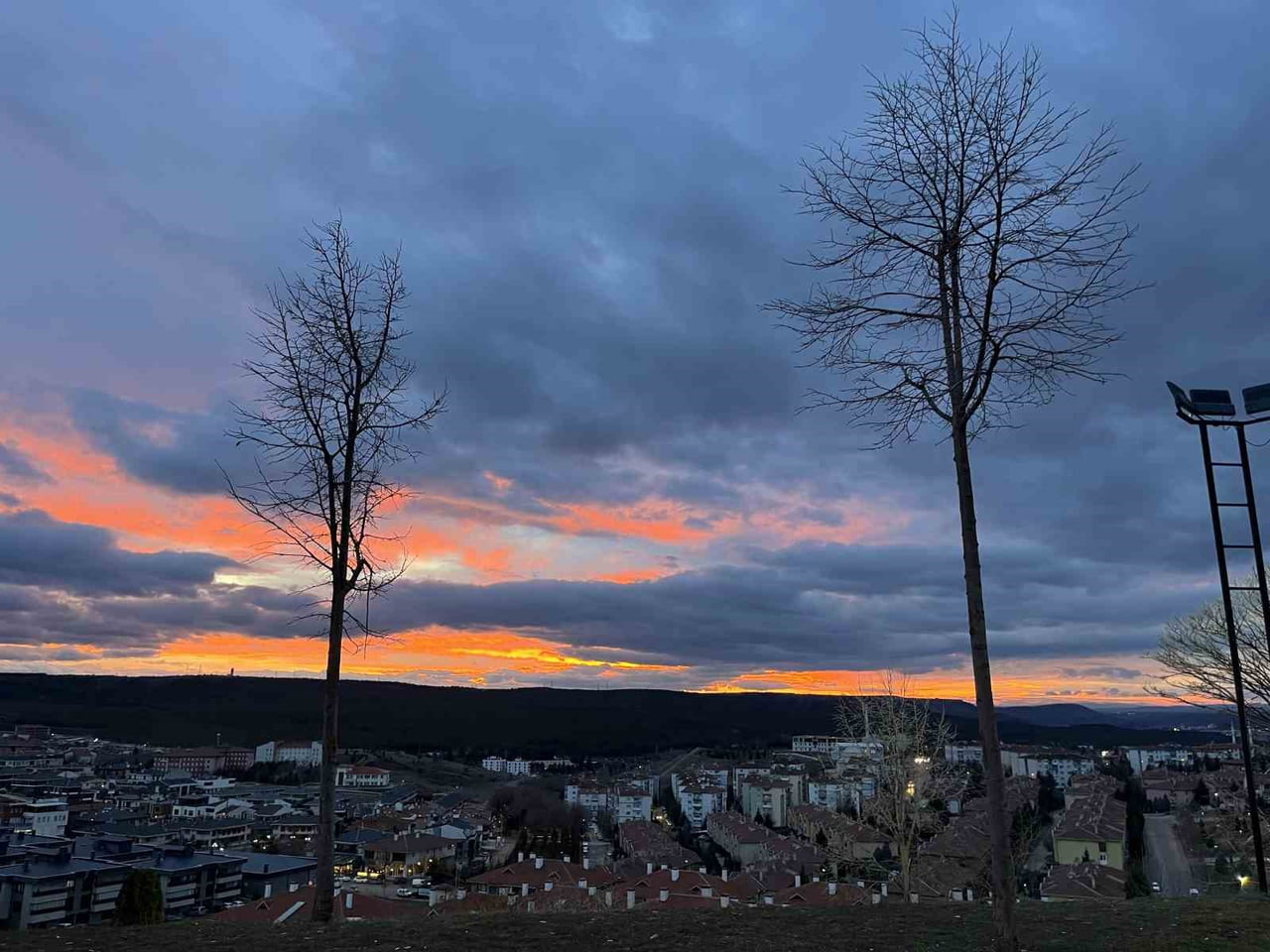 ESKİŞEHİR’DE AKŞAM SAATLERİNDE YAŞANAN GÜN BATIMI, GÖKYÜZÜNDE OLUŞTURDUĞU RENKLERLE GÜZEL...