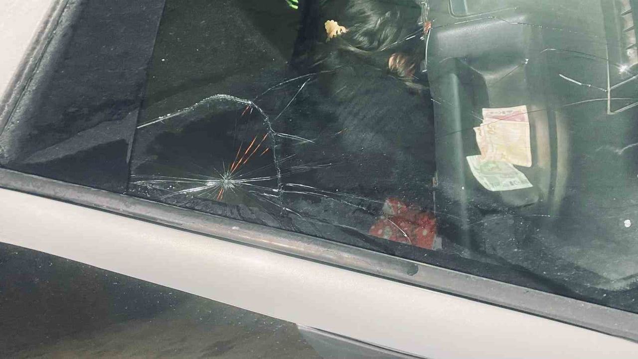 ESKİŞEHİR’DE ALT GEÇİTTE OLUŞAN BUZ SARKITININ SEYİR HALİNDEKİ ARACIN ÖN CAMINA DÜŞMESİ SONUCU ÖN...