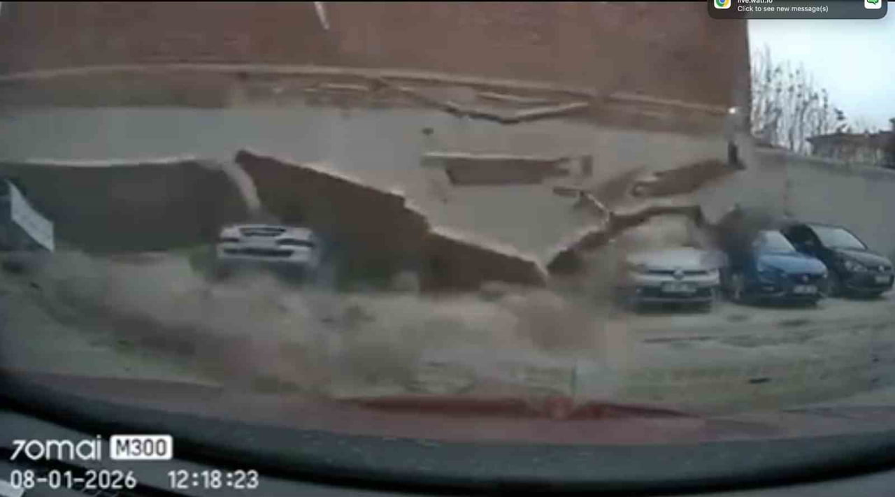 ESKİŞEHİR’DE DÜN FIRTINANIN ETKİSİYLE METRUK BİR BİNANIN DUVARININ AÇIK OTOPARKA DEVRİLDİĞİ VE 6...