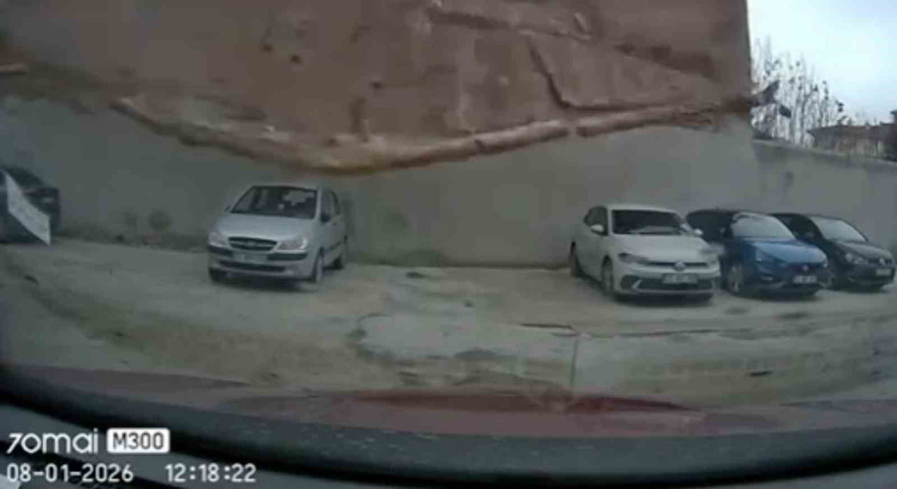 ESKİŞEHİR’DE DÜN FIRTINANIN ETKİSİYLE METRUK BİR BİNANIN DUVARININ AÇIK OTOPARKA DEVRİLDİĞİ VE 6...