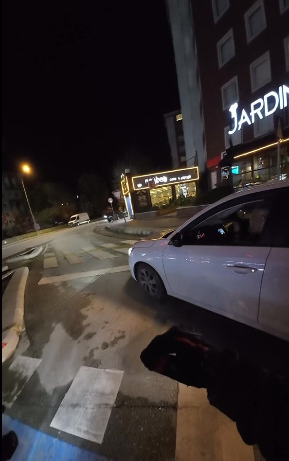 ESKİŞEHİR’DE FARKLI BİR YOLA YANAN TRAFİK IŞIĞINI ÜZERİNE ALINARAK BEKLEYEN SÜRÜCÜ TRAFİĞE NEDEN...