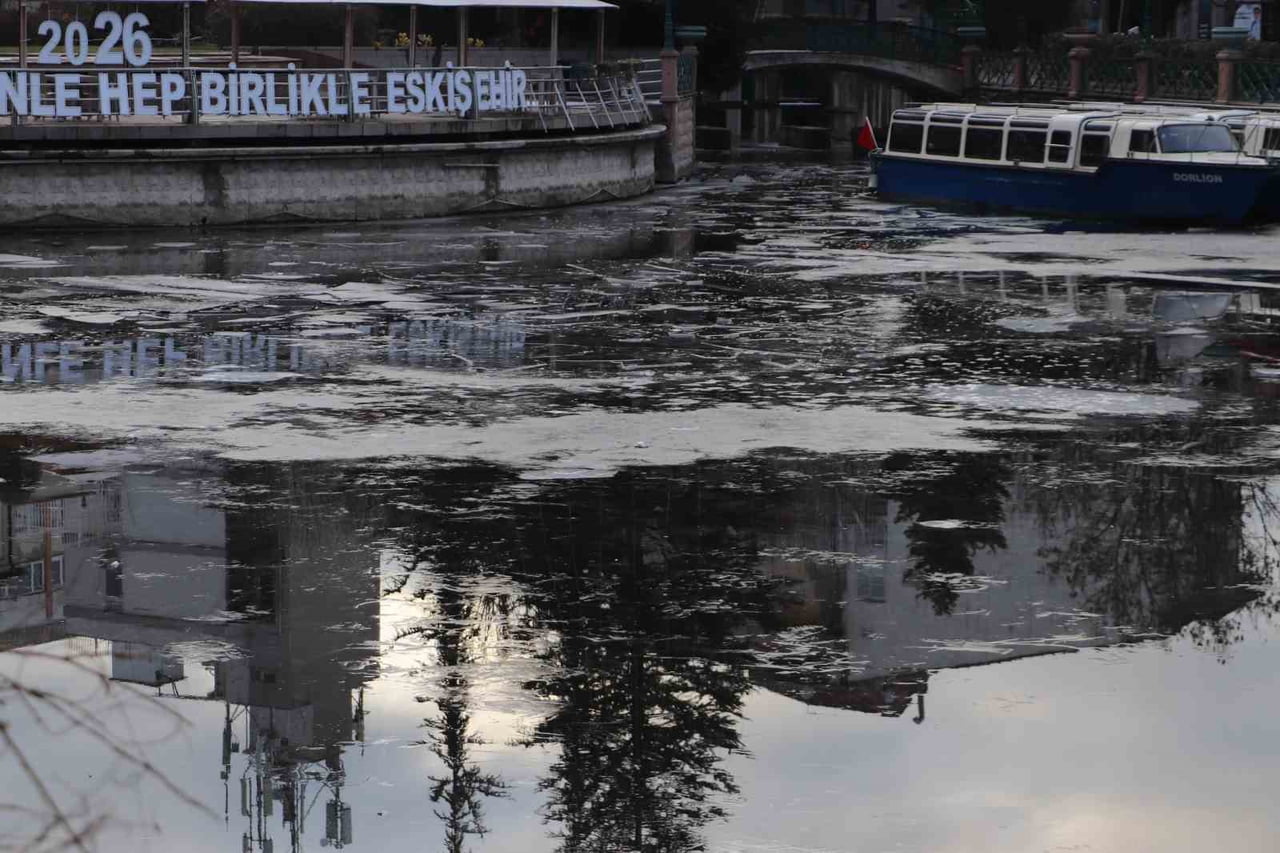 ESKİŞEHİR’DE GEÇTİĞİMİZ GÜNLERDE DONDURUCU SOĞUKLARIN ETKİSİYLE NEREDEYSE TAMAMEN BUZ TUTAN PORSUK...