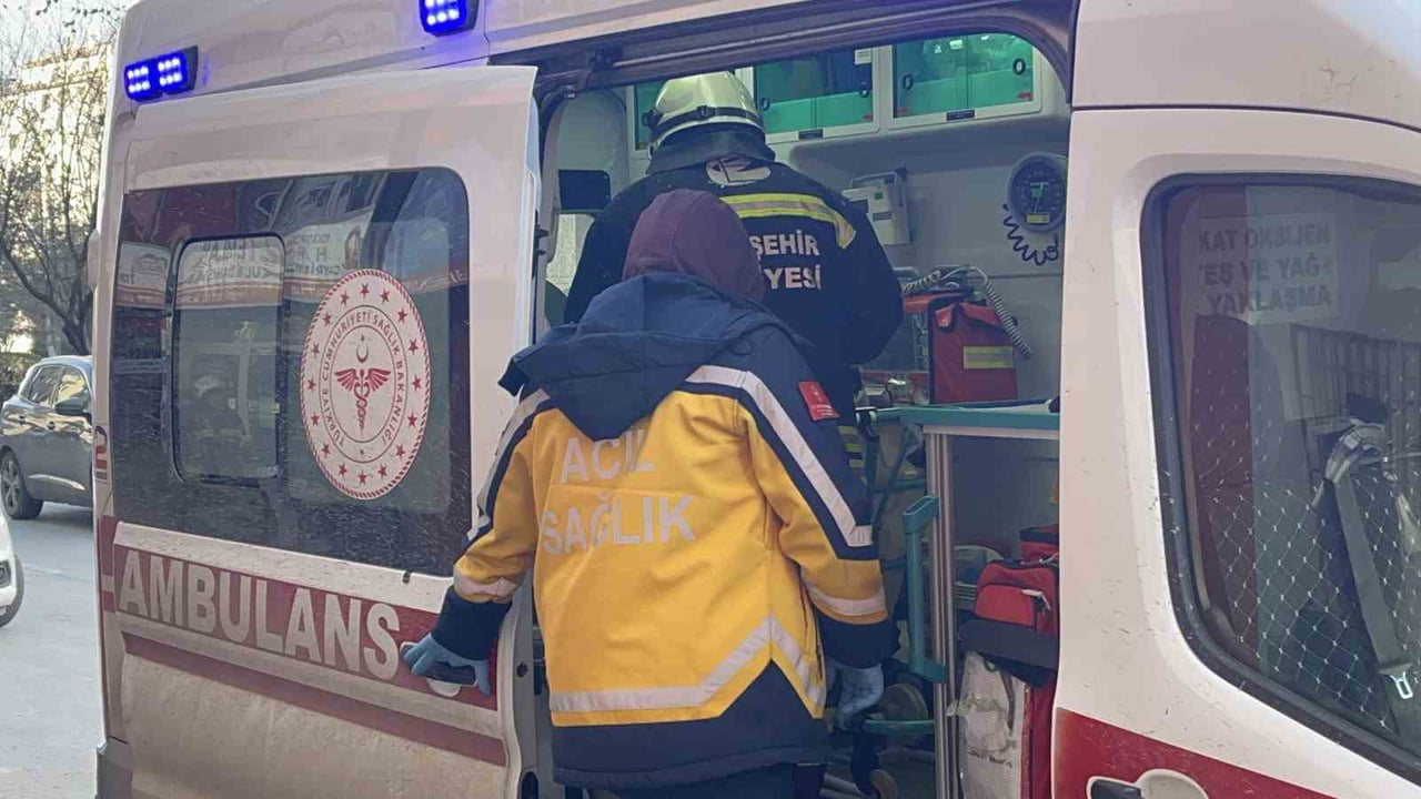 ESKİŞEHİR’DE, İDDİAYA GÖRE KEDİLERİN ISINMASI İÇİN BİR SİTENİN ZEMİN KATINDA AÇILAN ELEKTRİKLİ...