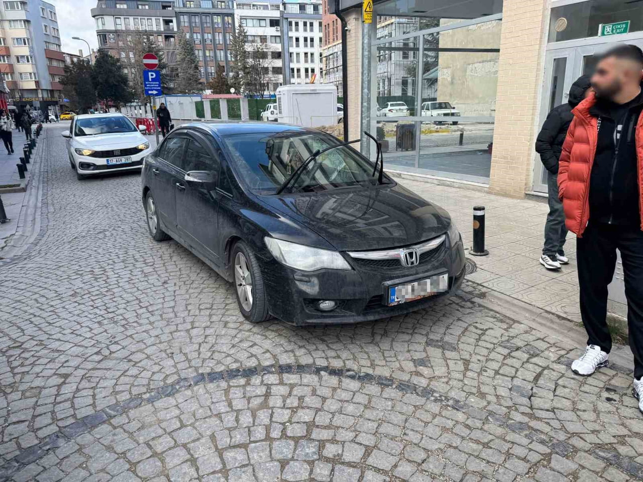 ESKİŞEHİR’DE İKİ SOKAĞIN KESİŞİMİNDE HATALI PARK EDİLEN BİR OTOMOBİL NEDENİYLE TRAFİK DURMA...