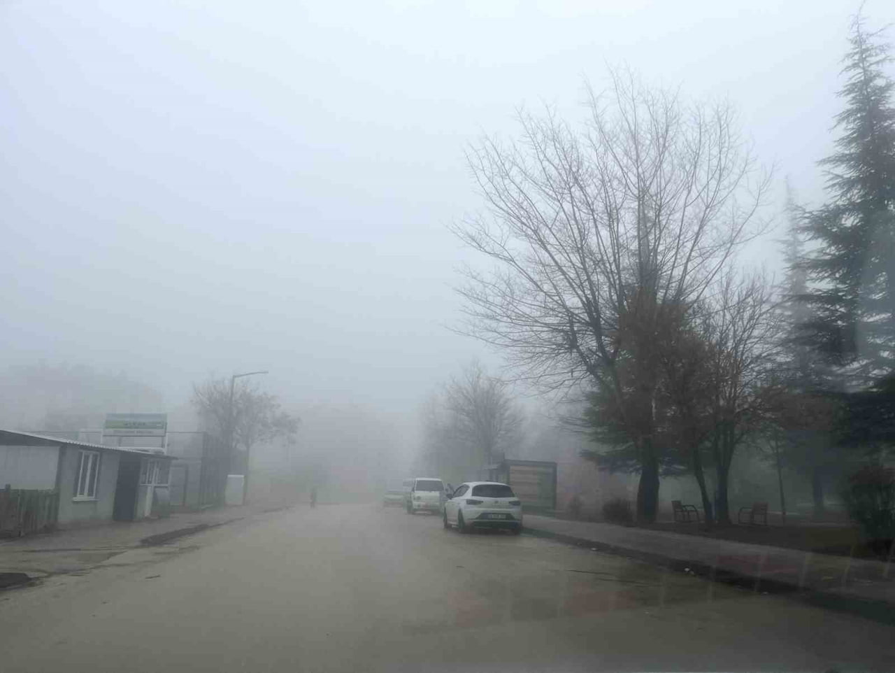 ESKİŞEHİR’DE SABAHIN ERKEN SAATLERİNDEN İTİBAREN ETKİSİNİ GÖSTEREN YOĞUN SİS, ÖZELLİKLE KENTİN...