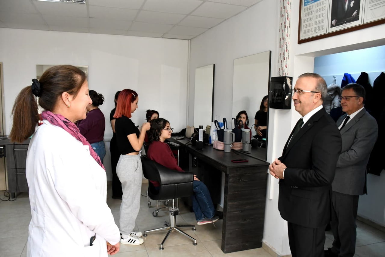 ESKİŞEHİR İL MİLLİ EĞİTİM MÜDÜRÜ SİNAN AYDIN, TEPEBAŞI HALK EĞİTİMİ MERKEZİ'NDEKİ ÇALIŞMALARLA...