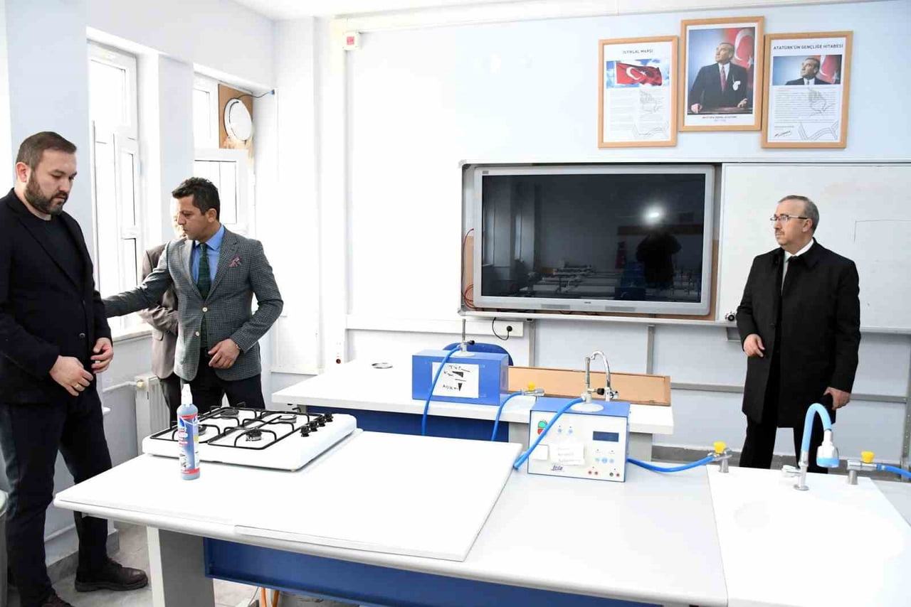 ESKİŞEHİR İL MİLLÎ EĞİTİM MÜDÜRÜ SİNAN AYDIN, YÜKÜMLÜLER TARAFINDAN TEMİZLENEN DEVLET MALZEME...