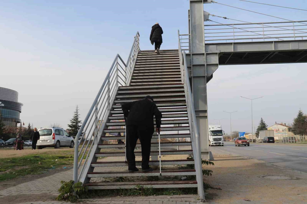 ESKİŞEHİR’İN ORTASINDAN GEÇEN ÇEVREYOLU NEDENİYLE İKİYE BÖLÜNEN GÜNDOĞDU MAHALLESİ’NİN İKİ...