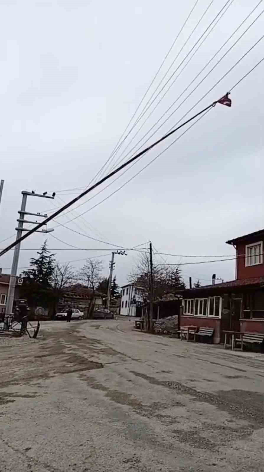 ESKİŞEHİR’İN SEYİTGAZİ İLÇESİNDE FIRTINANIN ETKİSİYLE DEVRİLEN 30 METRELİK BAYRAK DİREĞİ, ELEKTRİK...