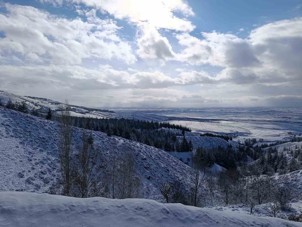 ESKİŞEHİR’İN YÜKSEK KESİMLERİNDE ETKİLİ OLAN KAR YAĞIŞI, BEKTAŞPINAR YOLUNDA EŞSİZ MANZARALAR...