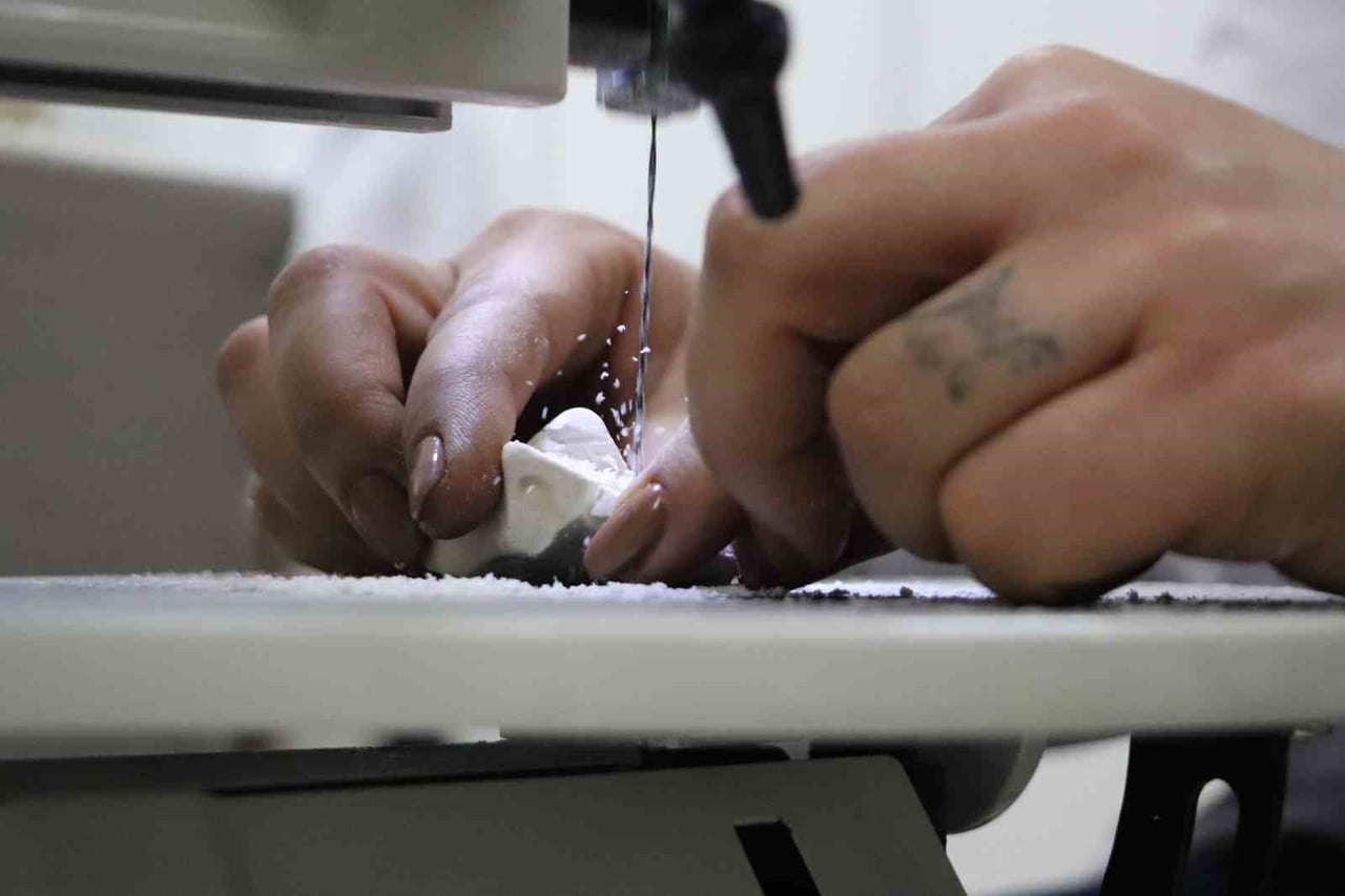 ESKİŞEHİR OLGUNLAŞMA ENSTİTÜSÜ, KENTİN SİMGESİ OLAN LÜLETAŞINI GELENEKSEL MOTİFLERLE İŞLEYEREK HEM...