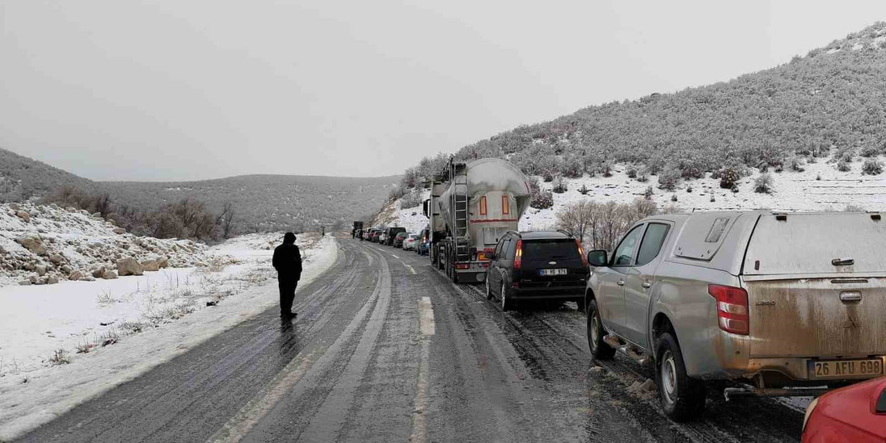 ESKİŞEHİR-SEYİTGAZİ YOLUNDA KUYRUK OLUŞTU