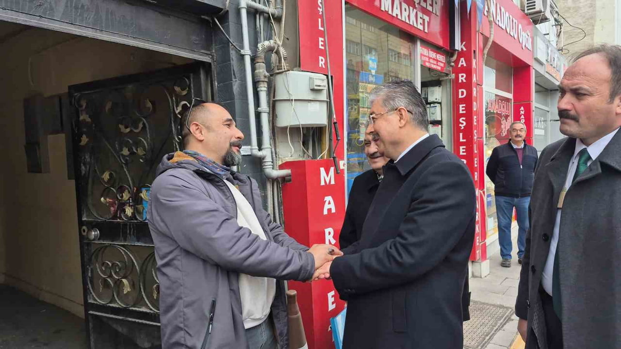 ESKİŞEHİR VALİSİ ERDİNÇ YILMAZ, KENT MERKEZİNDE ESNAF VE VATANDAŞLARLA BİR ARAYA GELEREK...