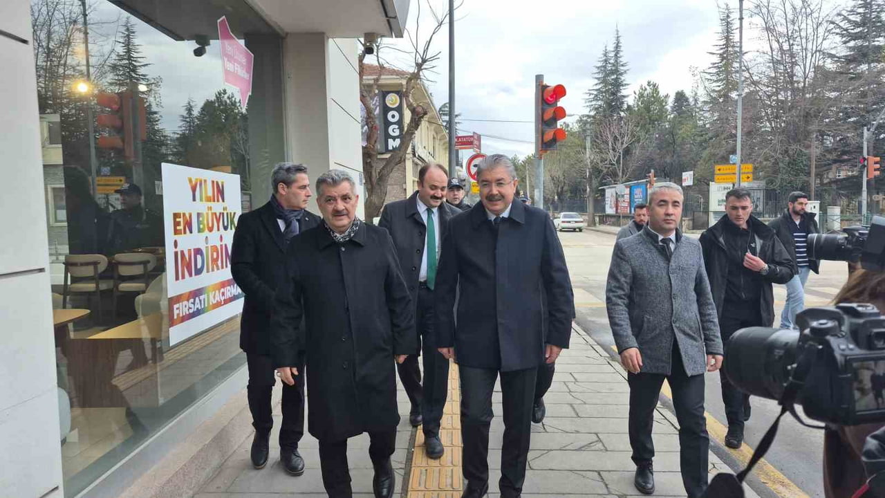ESKİŞEHİR VALİSİ ERDİNÇ YILMAZ, KENT MERKEZİNDE ESNAF VE VATANDAŞLARLA BİR ARAYA GELEREK...