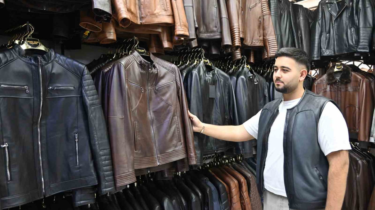 ESKİŞEHİRLİ DERİ USTASI MELİH GARİP, DERİ MONTLARIN HEM SAĞLIK AÇISINDAN HEM DE UZUN ÖMÜRLÜ...
