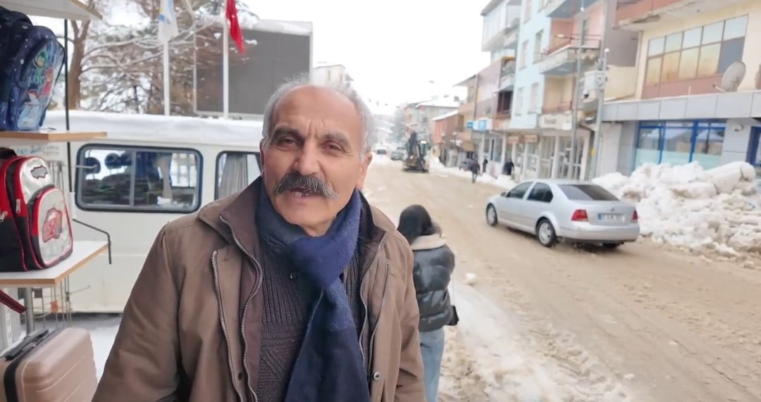 ESNAF AHMET KARADUMAN, "TUFANBEYLİ'YE 2 GÜN KAR YAĞDI. YAKLAŞIK 40 SANTİMETRE KAR OLDU" DEDİ.