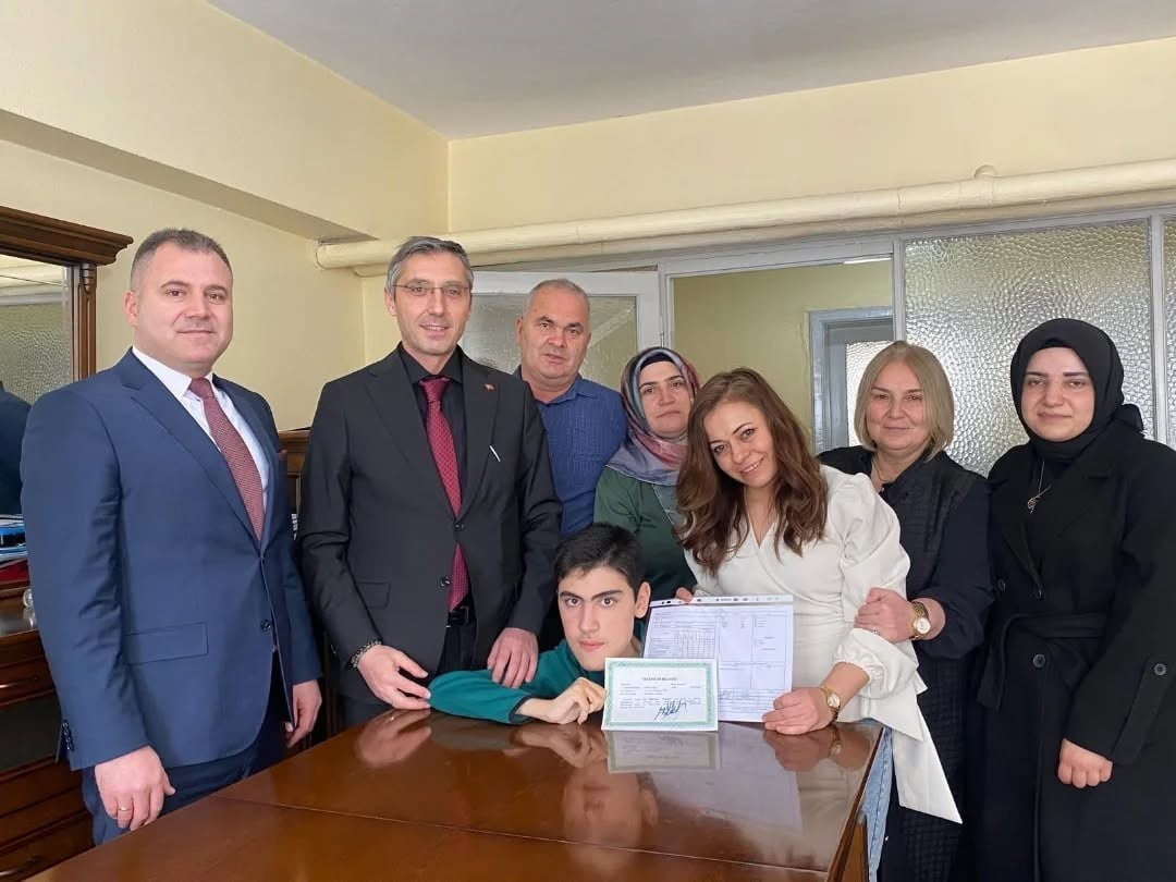 EVDE EĞİTİM ALAN ÖĞRENCİLER KARNELERİNİ KAHRAMAN’DAN ALDI