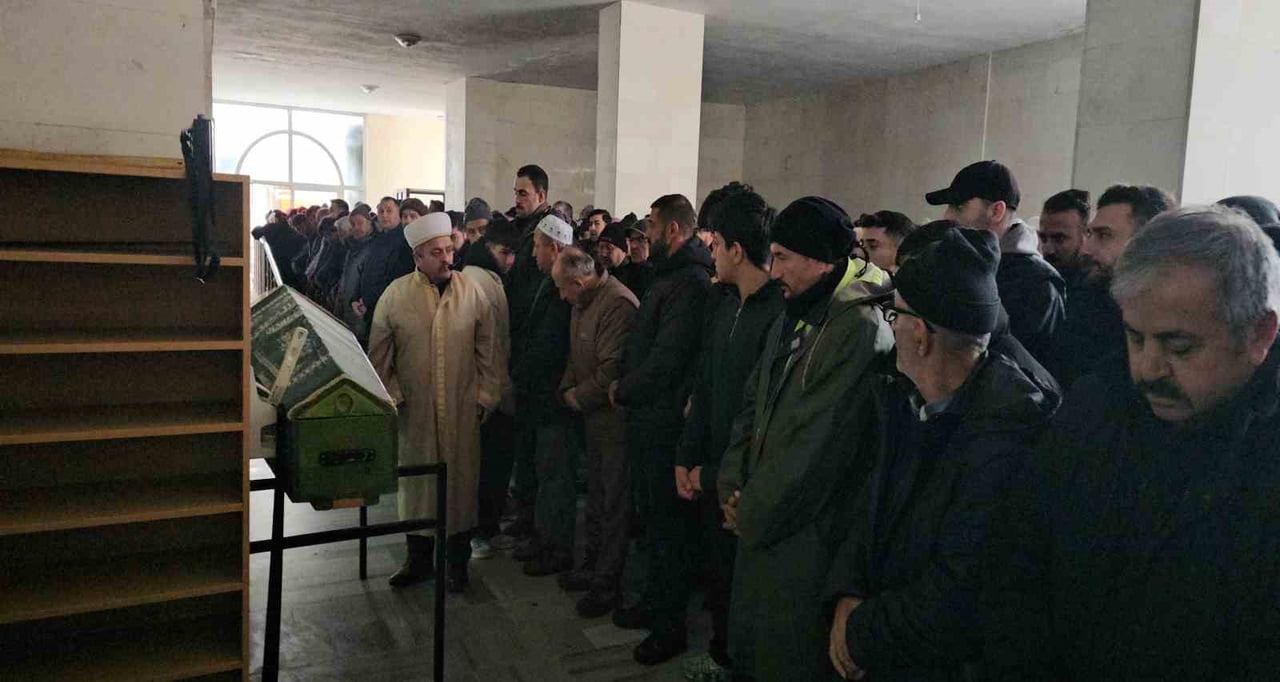 EVİNİN ÖNÜNDE POMPALI TÜFEKLE ÖLDÜRÜLEN GENÇ İÇİN CENAZE TÖRENİ DÜZENLENDİ