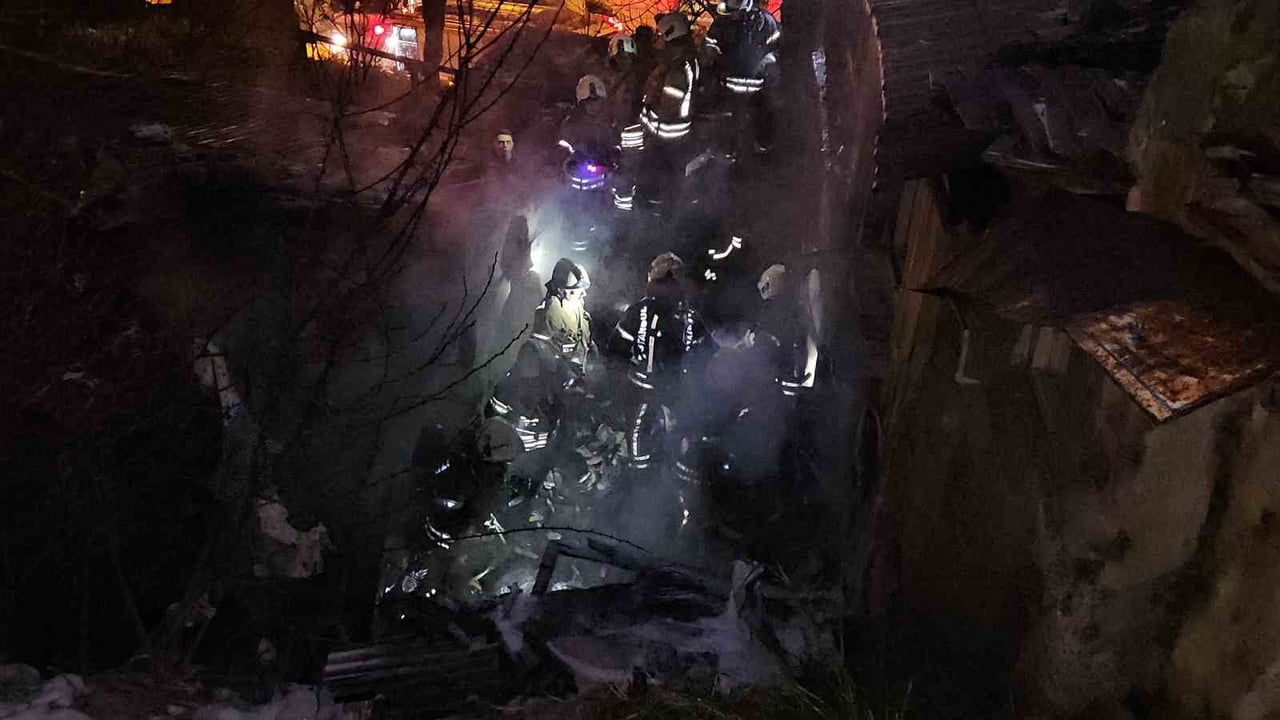 EYÜPSULTAN'DA BİR GECEKONDUDA ÇIKAN YANGIN BİTİŞİKTEKİ DİĞER GECEKONDUYA SIÇRADI. HIZLA BÜYÜYEN...