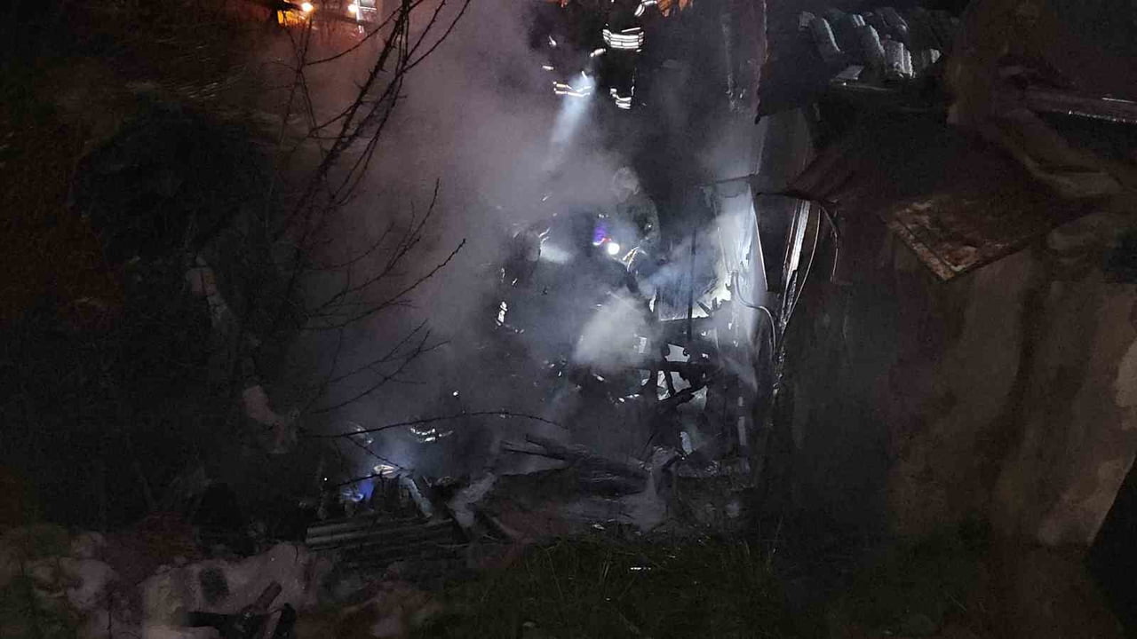 EYÜPSULTAN'DA BİR GECEKONDUDA ÇIKAN YANGIN BİTİŞİKTEKİ DİĞER GECEKONDUYA SIÇRADI. HIZLA BÜYÜYEN...