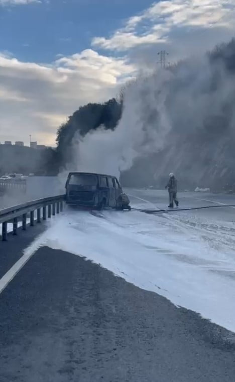 EYÜPSULTAN’DA, SEYİR HALİNDE ALEVLER İÇİNDE KALAN ARAÇ, İTFAİYE EKİPLERİNCE...