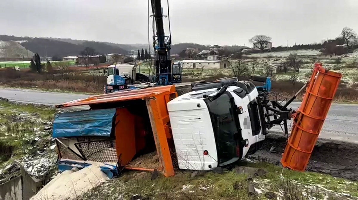 EYYÜPSULTAN'DA KAR KÜREME ARACI BUZLU YOLDA DEVRİLDİ