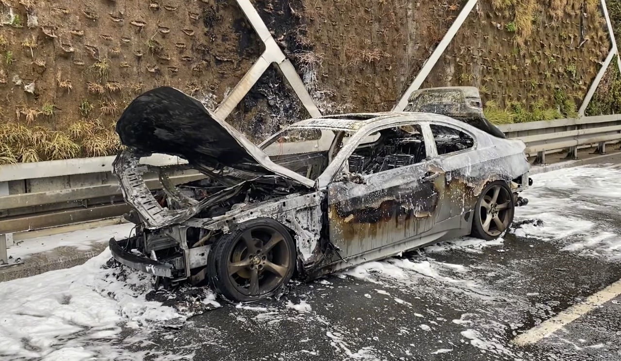 FATİH’TE BİR ARAÇ YOL ORTASINDA ALEVLERE TESLİM OLDU