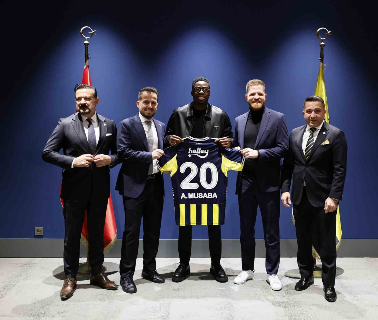 FENERBAHÇE, 25 YAŞINDAKİ KANAT OYUNCUSU ANTHONY MUSABA’YI KADROSUNA KATTI. HOLLANDALI OYUNCU...