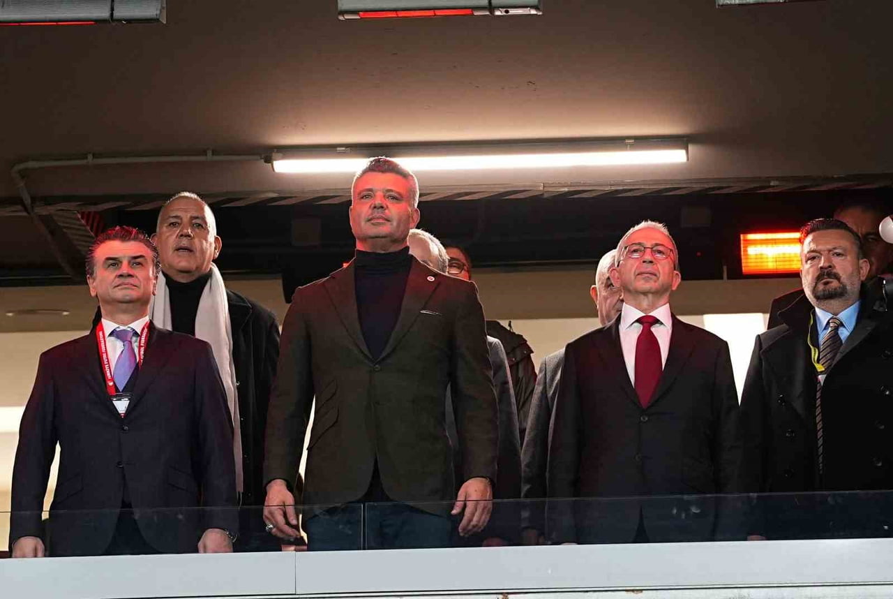 FENERBAHÇE BAŞKANI SADETTİN SARAN, GÖREVDE BULUNDUĞU SÜREDE İLK KUPASINI KAZANDI.