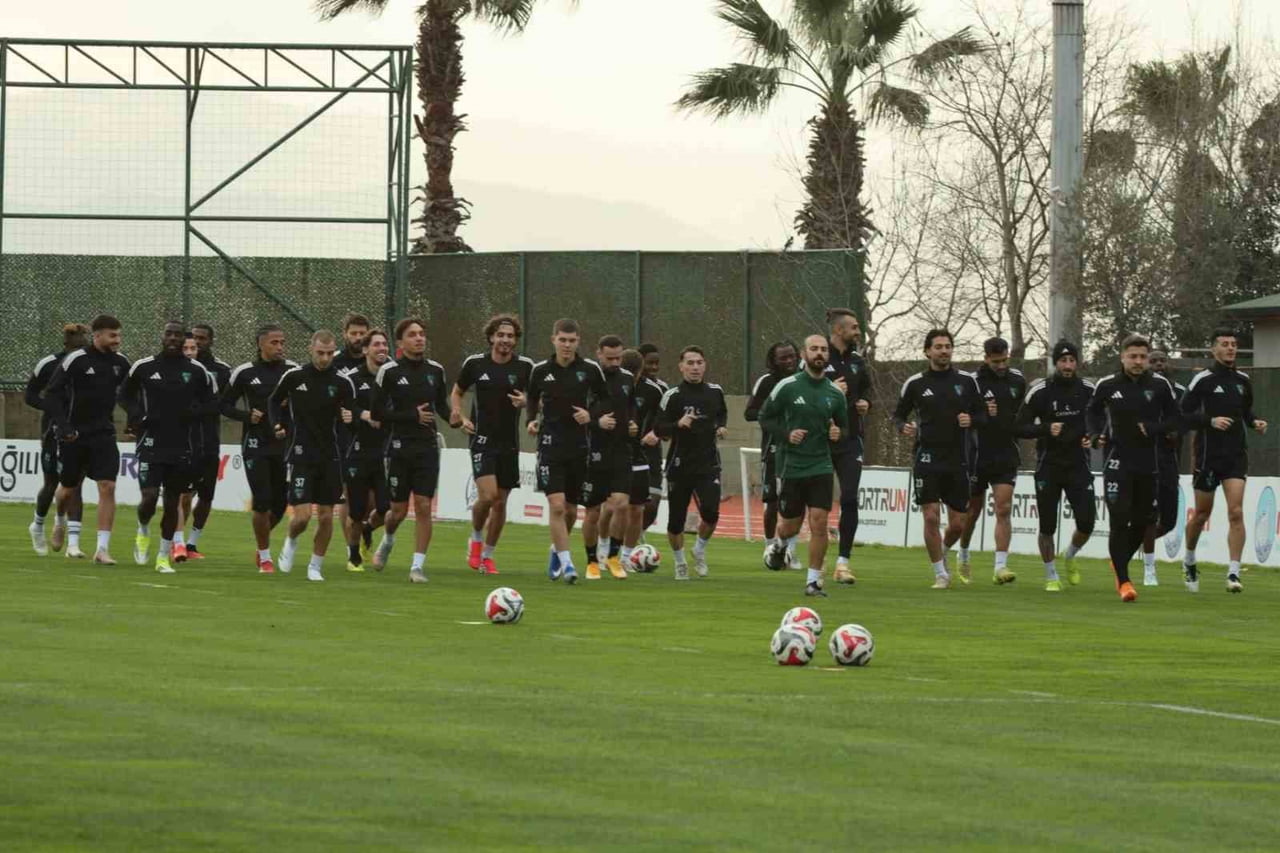 FENERBAHÇE HAZIRLIKLARINI SÜRDÜREN KOCAELİSPOR’DA TEKNİK DİREKTÖR SELÇUK İNAN, "TÜRKİYE’NİN EN...