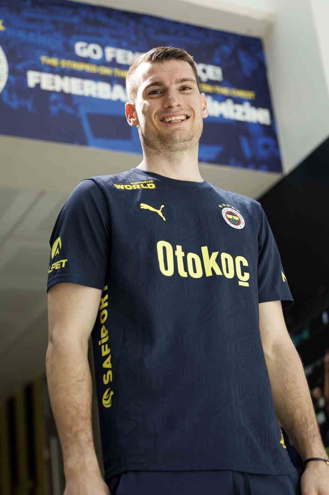 FENERBAHÇE, HIRVAT KALECİ DOMİNİK LİVAKOVİC'İN SEZON SONUNA KADAR DİNAMO ZAGREB'E KİRALANDIĞINI...