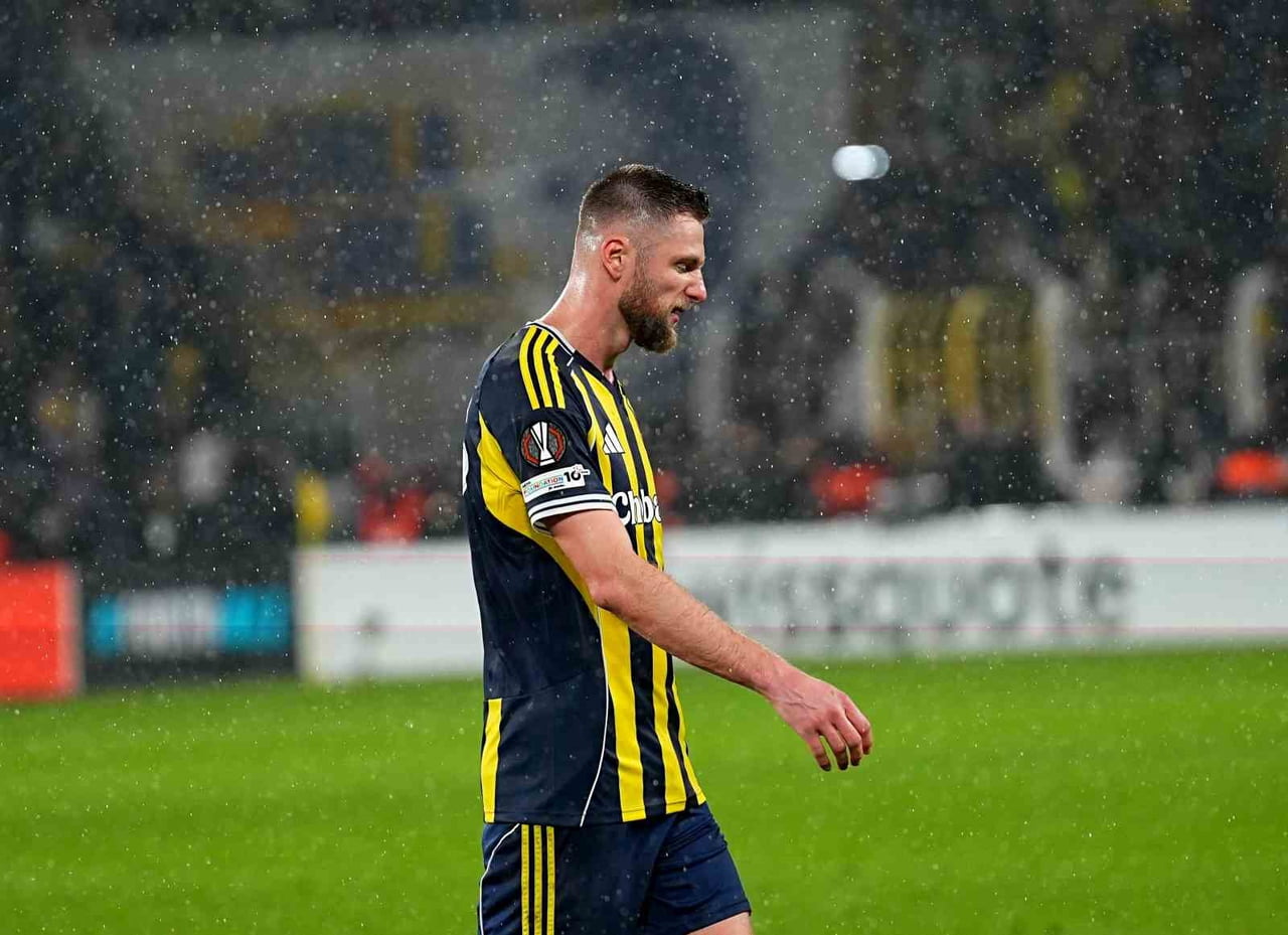 FENERBAHÇE’NİN KAPTANI MİLAN SKRİNİAR, ASTON VİLLA MAÇINDA GÖRDÜĞÜ SARI KARTLA CEZALI DURUMA...