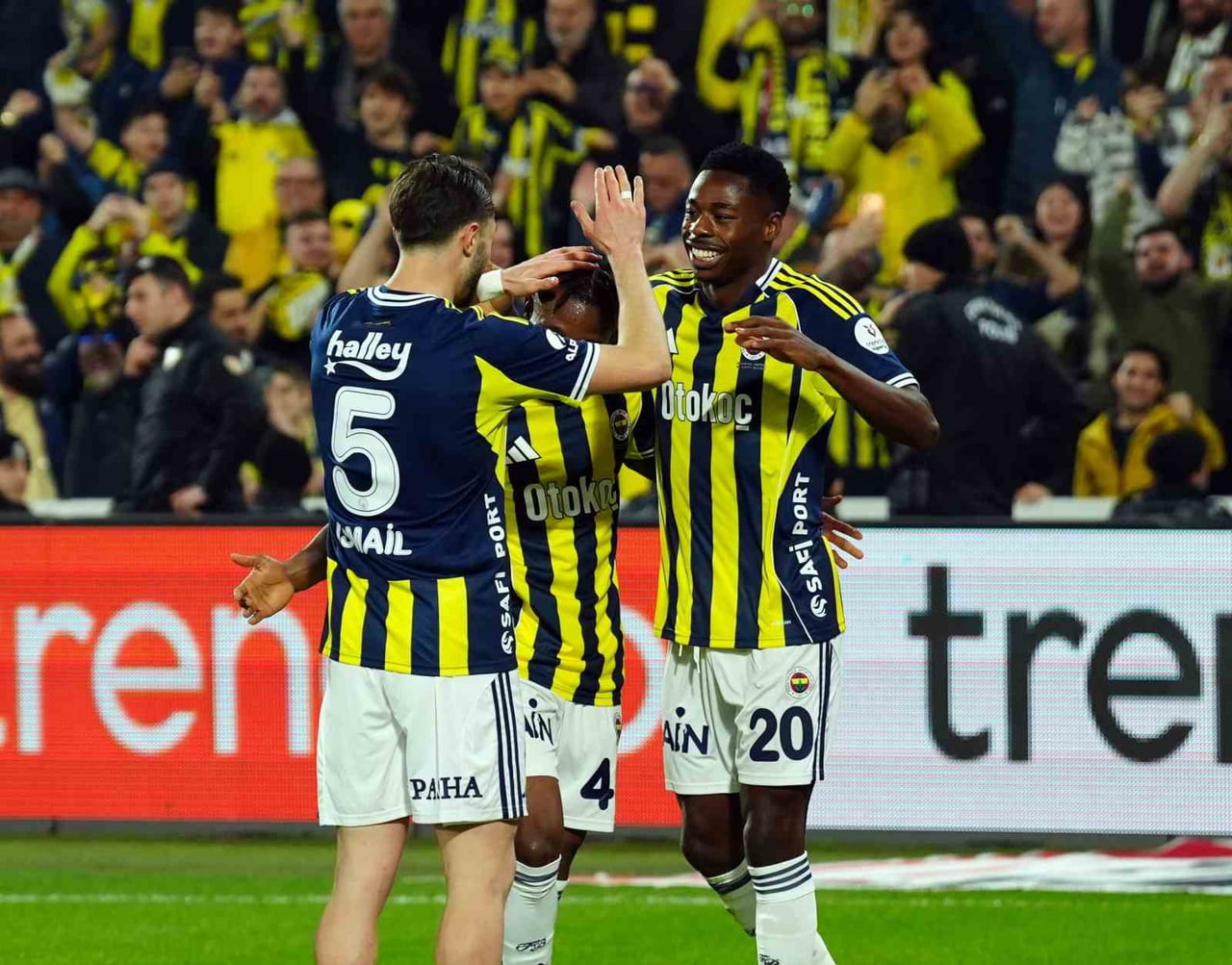 FENERBAHÇE’NİN MALİLİ OYUNCUSU DORGELES NENE, GÖZTEPE MAÇINDA ATTIĞI GOLLE BU SEZON 4. GOLÜNÜ...