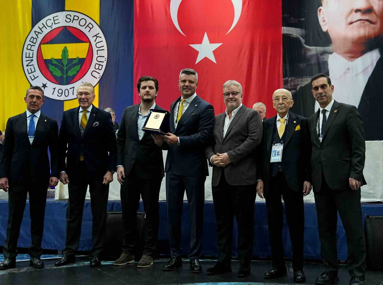 FENERBAHÇE OLAĞAN YÜKSEK DİVAN KURULU TOPLANTISI'NDA ESKİ BAŞKANLARDAN ALİ ŞEN'E 50. YIL PLAKETİ...