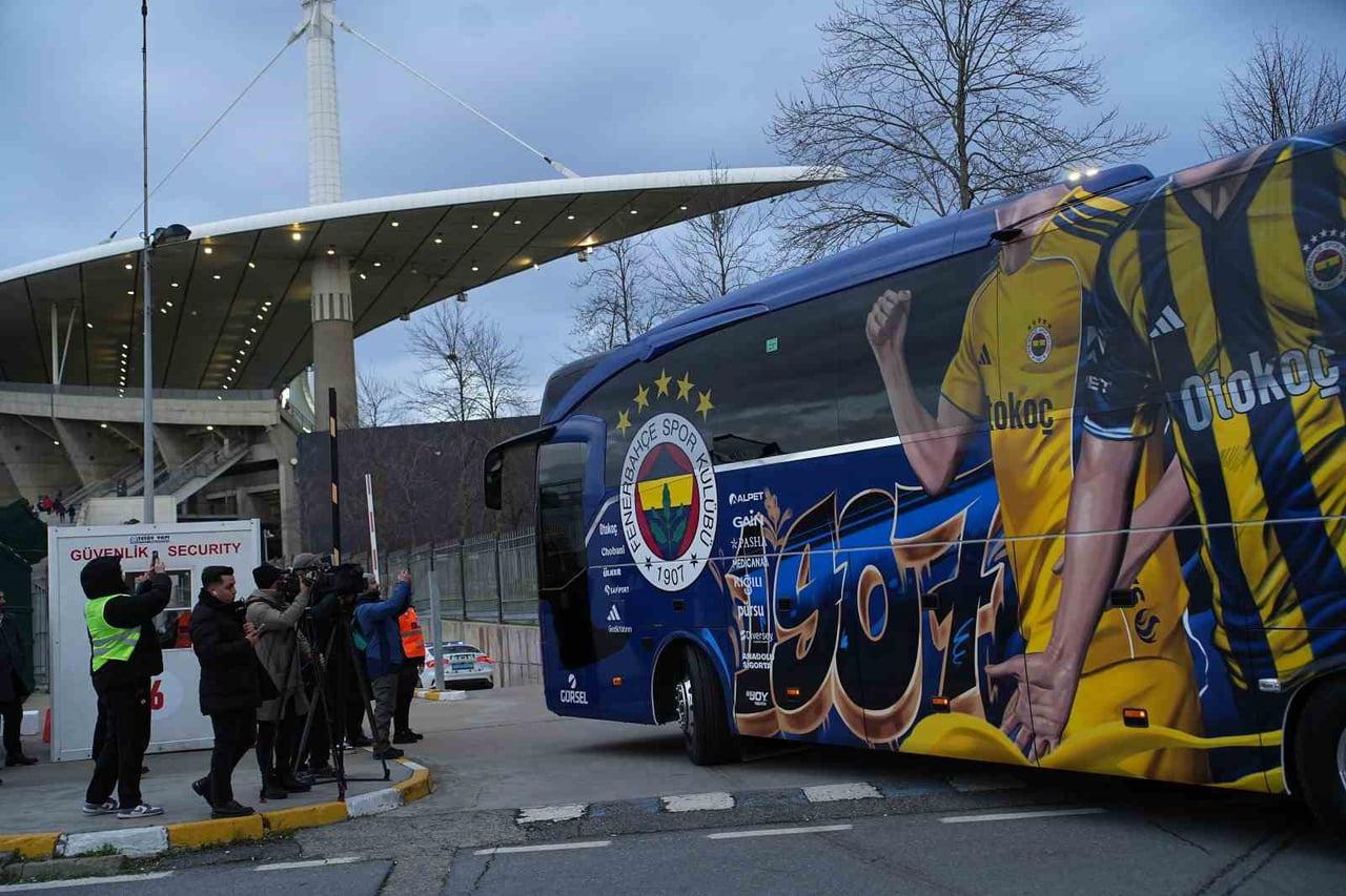 FENERBAHÇE TAKIM OTOBÜSÜ, TURKCELL SÜPER KUPA FİNALİ İÇİN MÜSABAKANIN OYNANACAĞI ATATÜRK OLİMPİYAT...