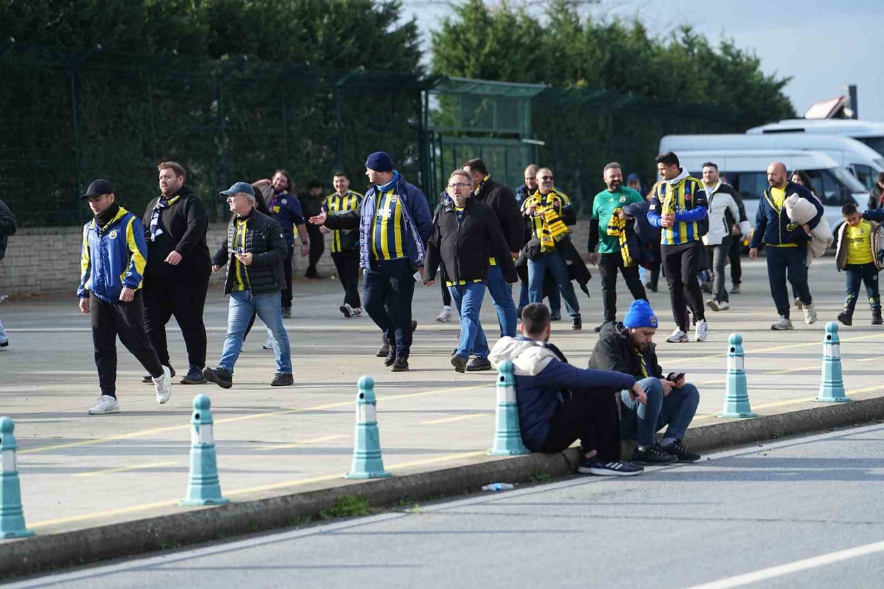 FENERBAHÇELİ TARAFTARLAR, GALATASARAY İLE OYNANACAK TURKCELL SÜPER KUPA FİNAL MAÇI İÇİN STADA...