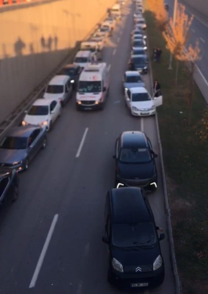 FERMUAR SİSTEMİYLE AMBULANSA YOL AÇTILAR